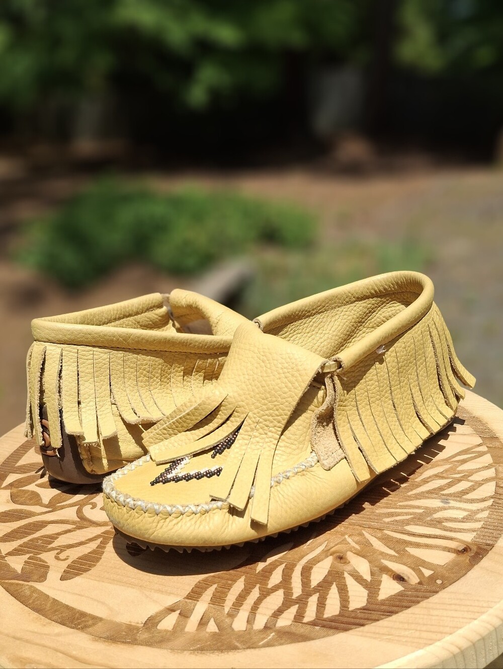 Manitobah Mukluks Paddle Grain Wrap Fringe Beaded Vibram Sole Moccasins Size 7